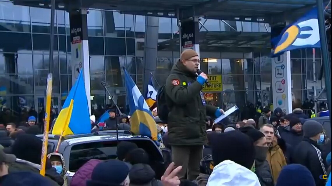 Порошенко повертається до України. Поблизу аеропорту в Києві зібрався натовп людей, які чекають на приліт політика.