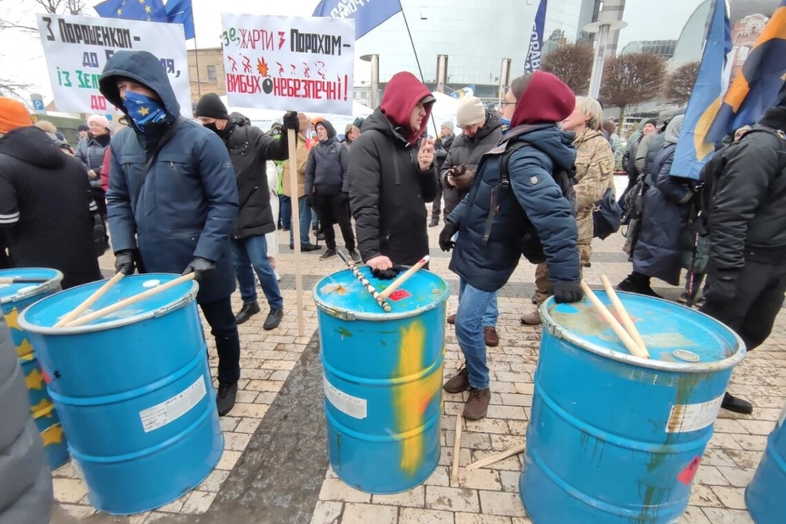 В Киеве под Печерским райсудом, где сегодня будут избирать меру пресечения Порошенко, собрались активисты с плакатами и флагами. Здание охраняет полиция.