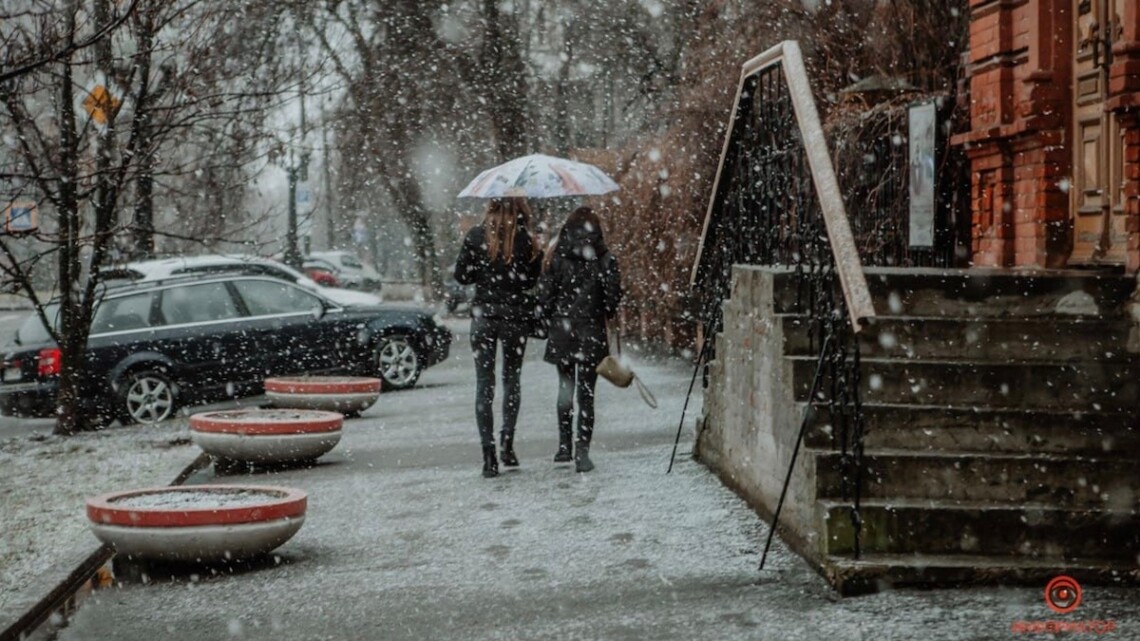 18 січня в України очікуються сильні пориви вітру та невеликий сніг. На дорогах синоптики прогнозують місцями ожеледицю.