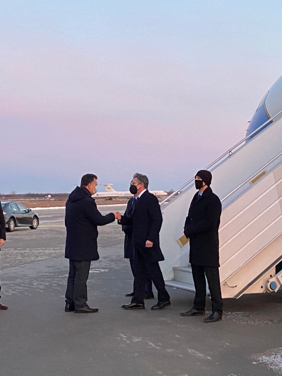 Блинкен прибыл в Киев. Об этом в своем Twitter сообщила корреспондент CNN Дженнифер Ханслер. Она опубликовала фото американского чиновника у трапа самолета.