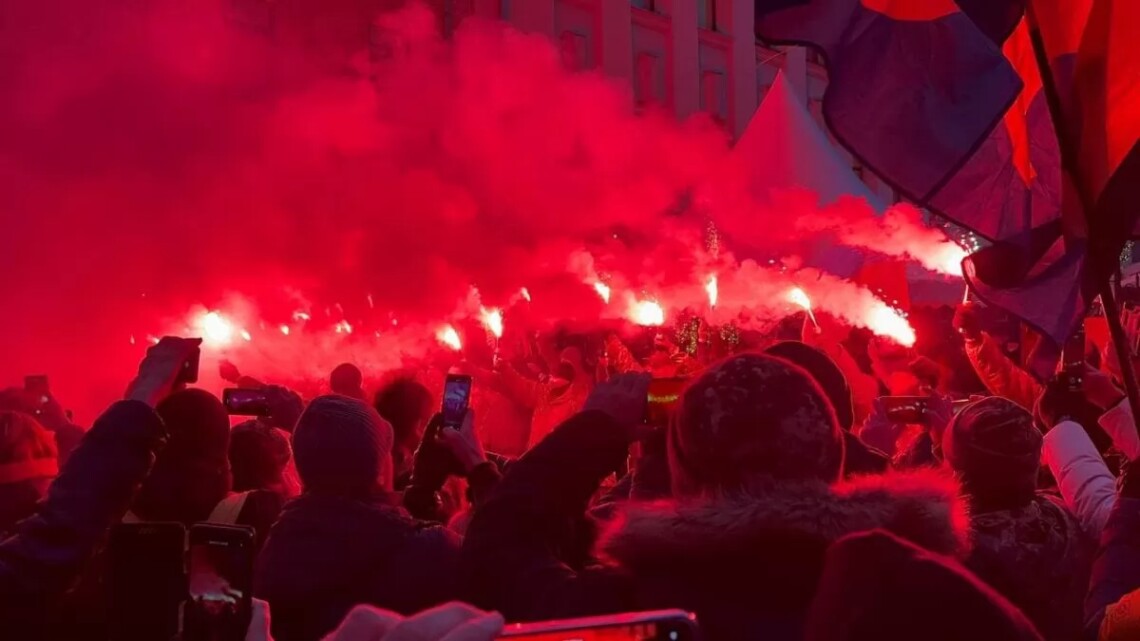 Сторонники бывшего президента Петра Порошенко, которому сегодня суд избрал меру пресечения, зажгли файеры возле ОПУ под гимн Украины.