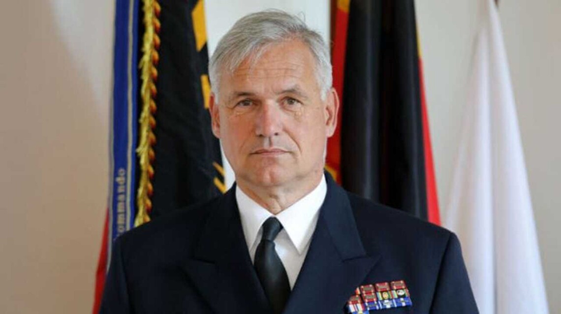 56-летний адмирал официально покидает военную службу по собственному желанию, а неофициально - из-за своего высказывания