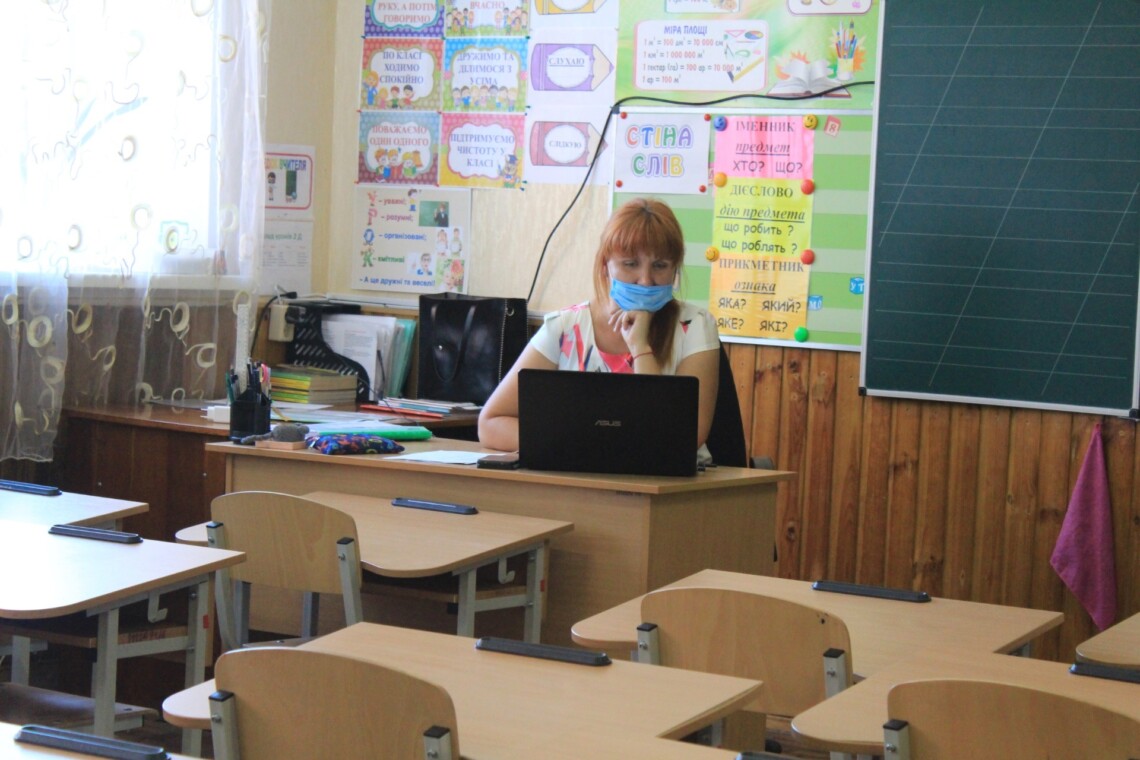 Українських школярів 5-11 класів хочуть перевести на дистанційне навчання щонайменше на два тижні.