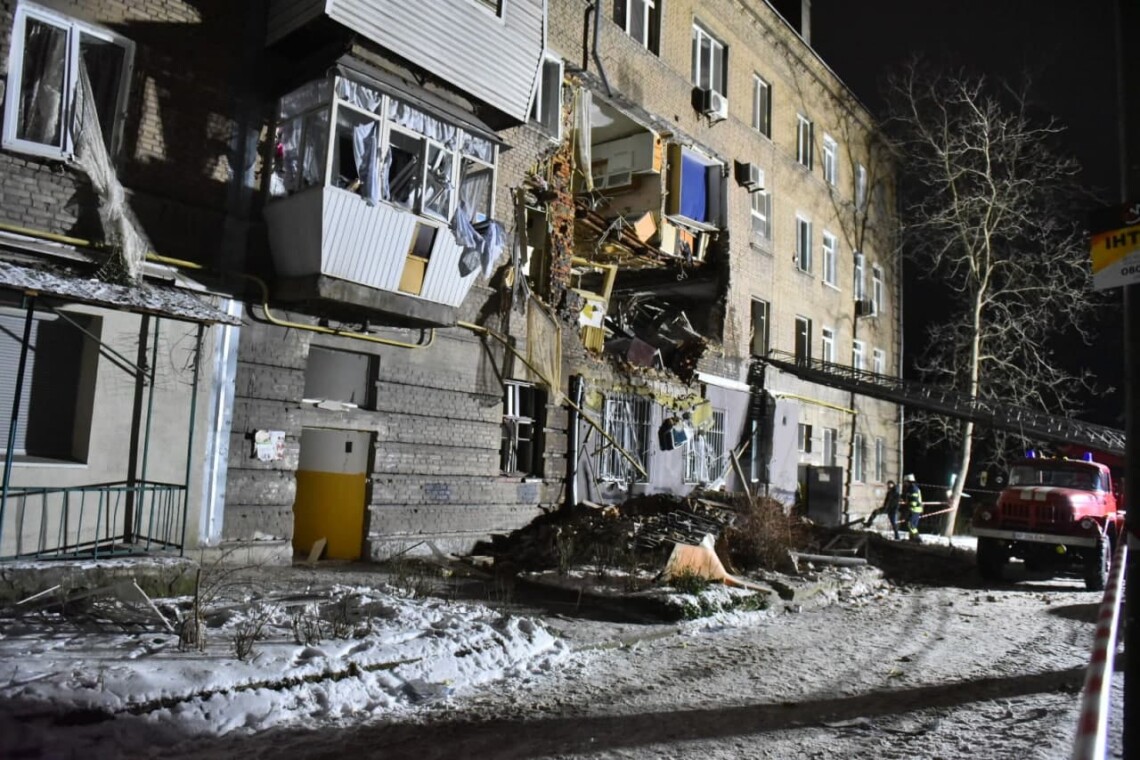 Взрыв в многоэтажке в Запорожье 28 января 2022 года. В доме повреждено семь квартир. Продолжаются поисковые работы.