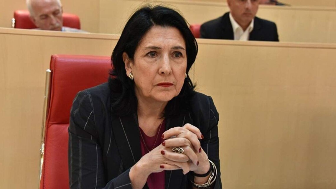 Президент Грузии заявила, что помилование Саакашвили якобы только усилит раскол в грузинском обществе, поэтому он останется в тюрьме