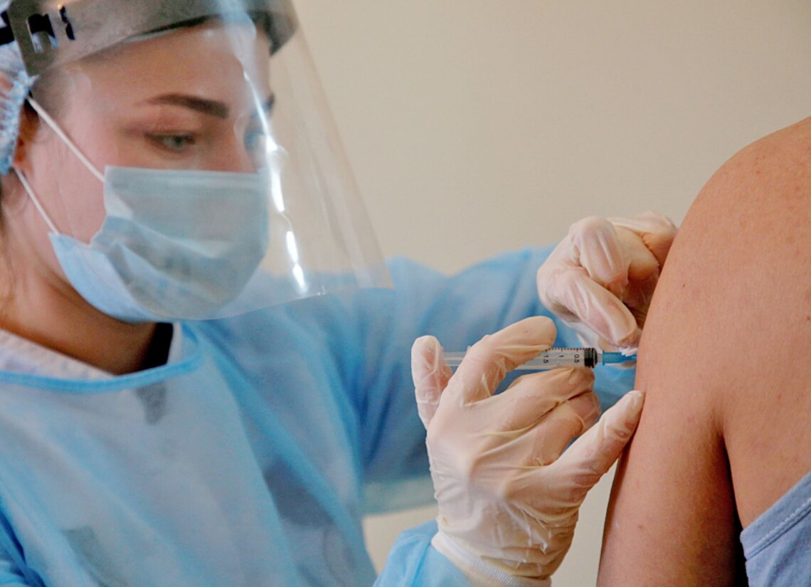 В Украине уровень вакцинации снизился вдвое. В течение 29 января сделали только 34 202 прививки против коронавируса.