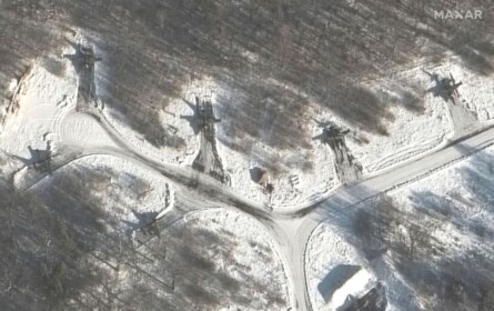 Спутники компании Maxar Technologies обнародовали новые кадры, на которых видны российские войска вблизи украинско-белорусской границы.