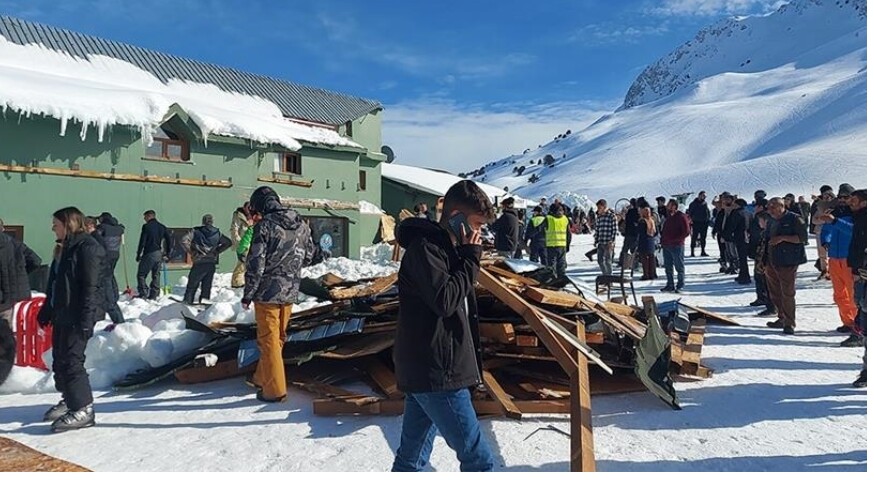 У турецькому гірськолижному центрі в Анталії через сильний снігопад впав навіс одного з туристичних об'єктів.