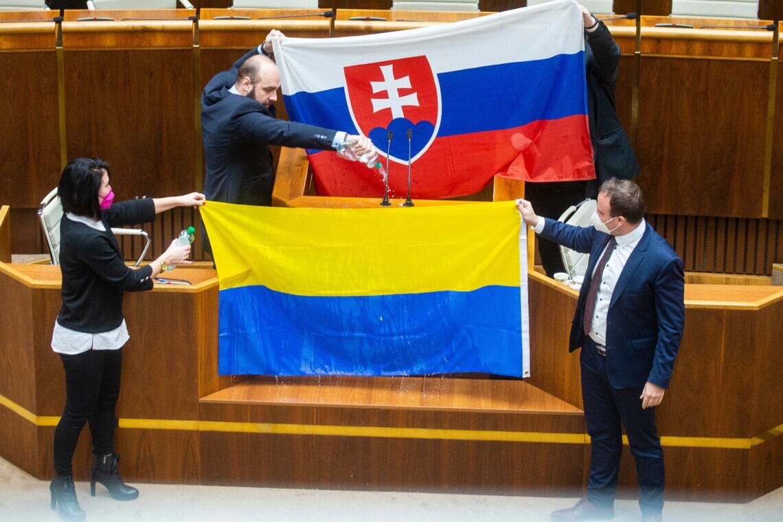 МИД Словакии извинился перед Украиной за надругательство над флагом во время заседания парламента, когда пророссийские депутаты облили его водой.