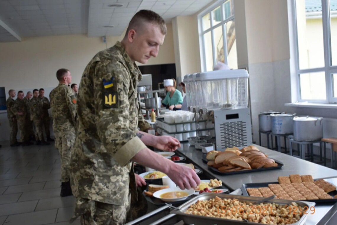 Минобороны с начала года до не может провести аукционы на закупку питания для украинских военных. Причина - блокирование тендерных процедур. В схемах замешаны Военсервис-волонтер и судьи ОАСК.