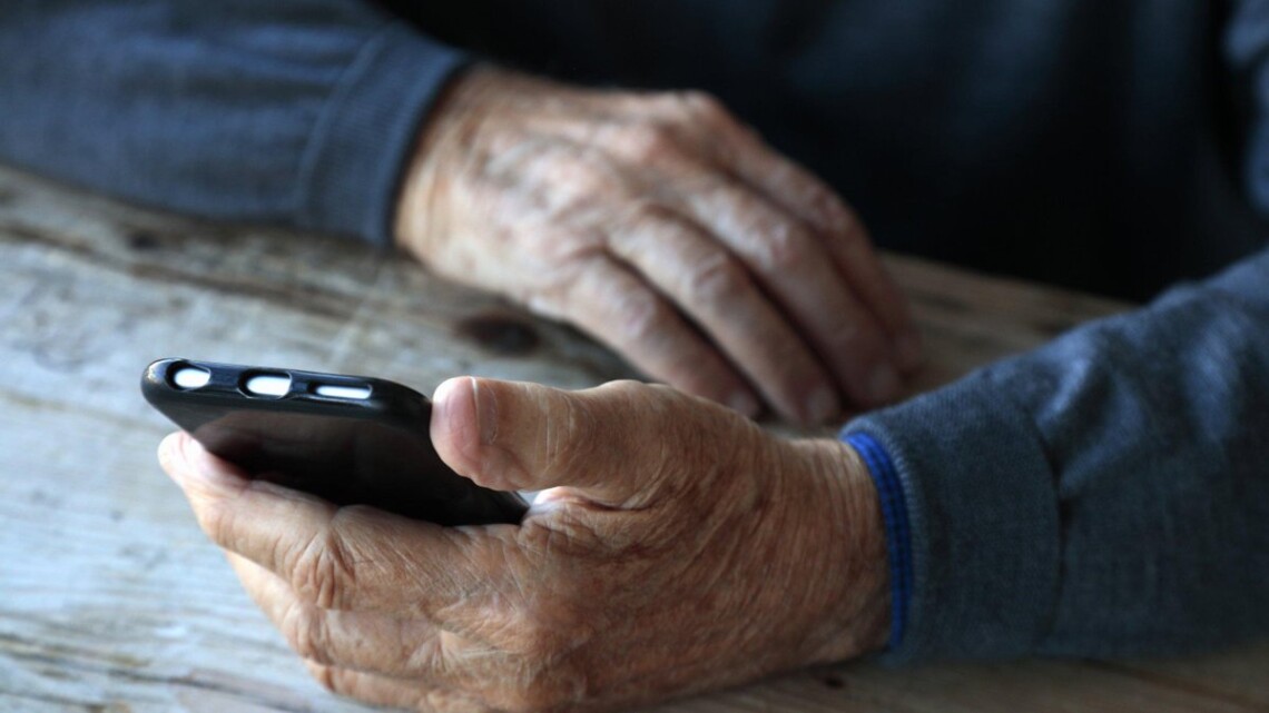Вакцинированные украинские пенсионеры, которые бесплатно получат смартфон от государства, не смогу продать или передать его другим лицами.