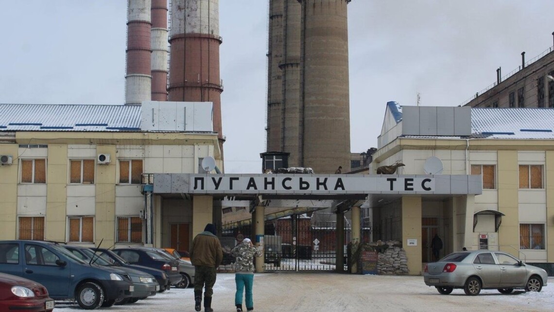 В Луганской области в результате обстрела оккупантами ТЭС в городе Счастье занялся трансформатор, пожар до сих пор продолжается.