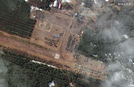 Снимки показывают новое развертывание более 100 военных машин и десятков военных палаток на юге Беларуси вблизи границы с Украиной.