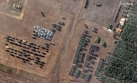 Снимки показывают новое развертывание более 100 военных машин и десятков военных палаток на юге Беларуси вблизи границы с Украиной.