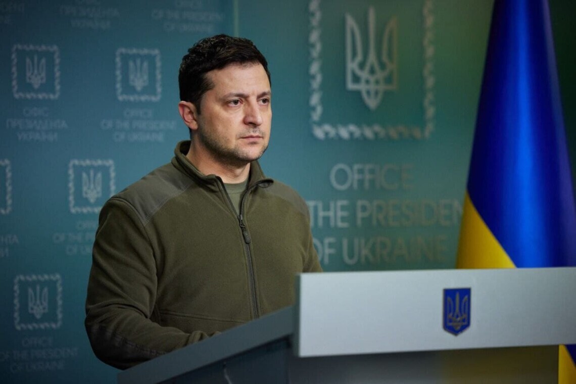 Президент Украины Владимир Зеленский записал новое видеообращение и заверил, что атаки успешно отражаются.