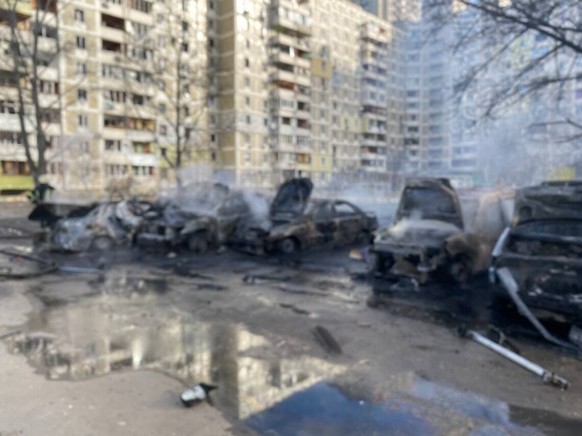В Деснянском районе Киева на улице Лаврухина произошел взрыв во дворе 16-этажки: загорелись 7 частных автомобилей.