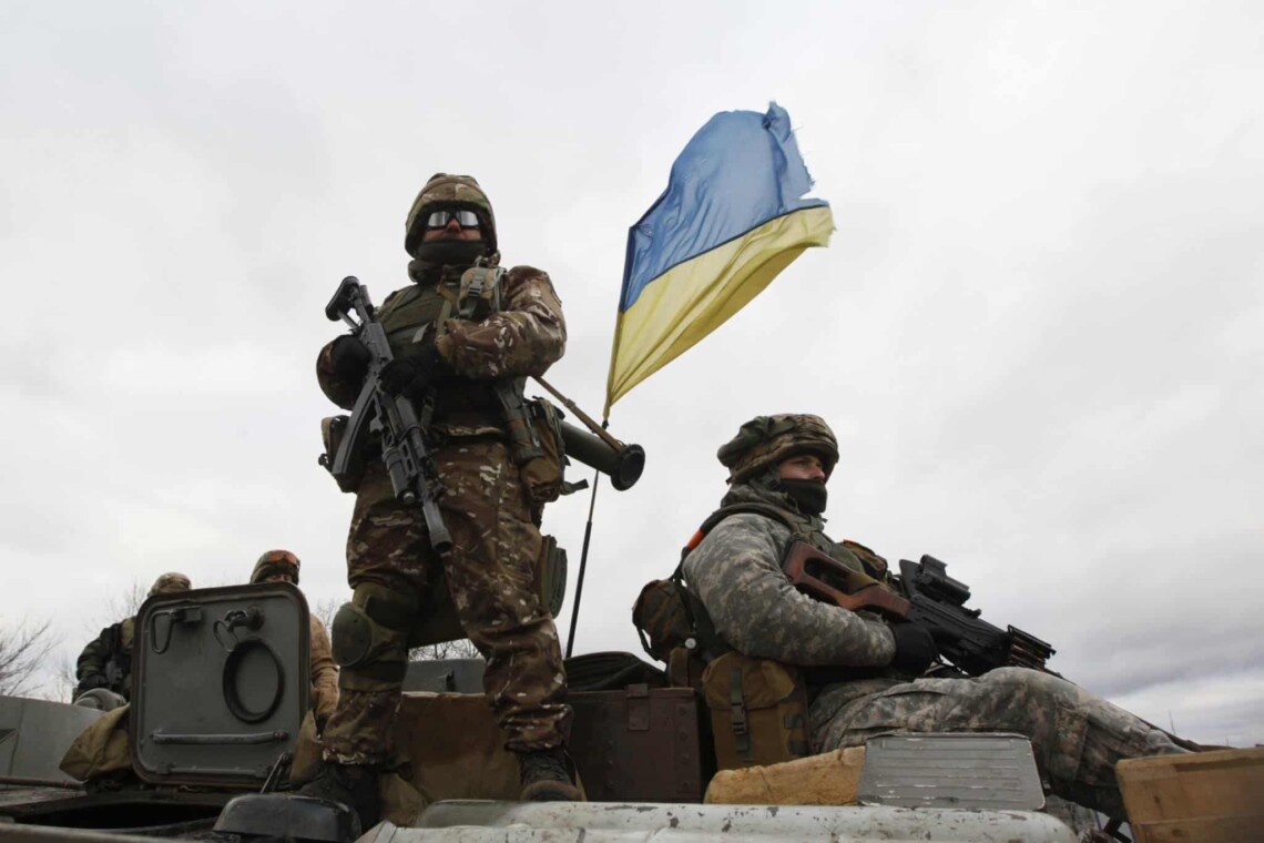 ЗСУ дають достойну відсіч загарбникам. Захисники України підпалили колону російської бронетехніки у Харкові.