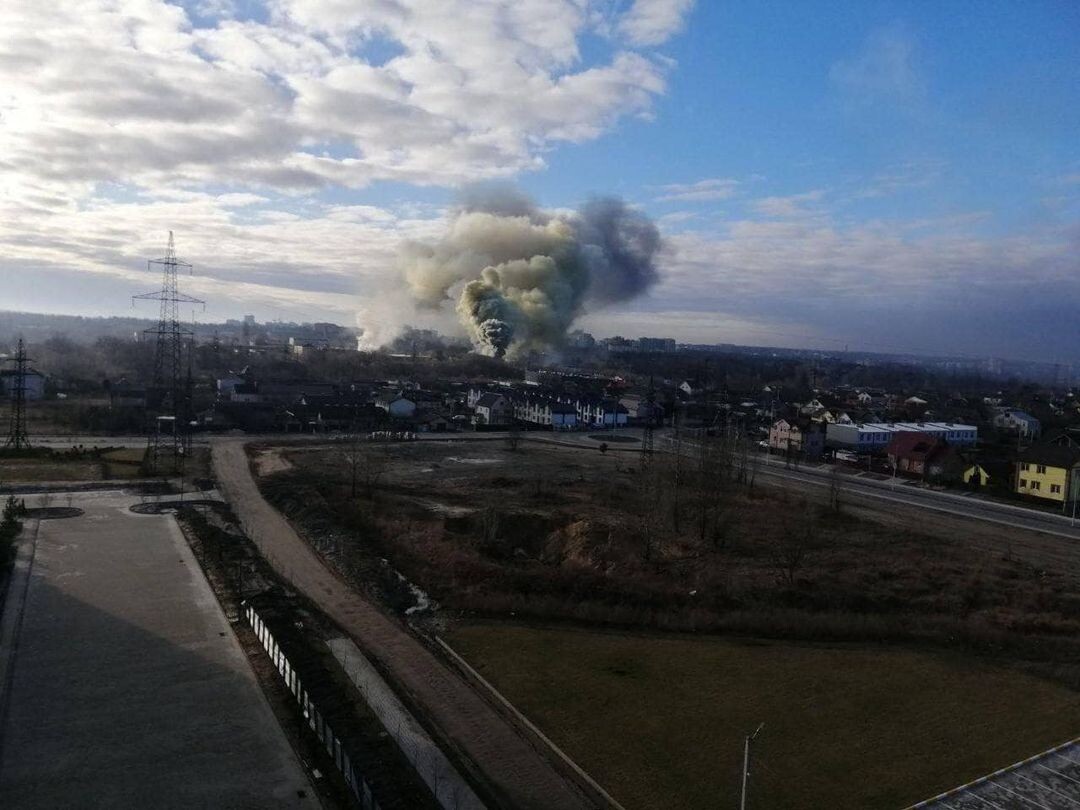В Буче и Ирпене Киевской области в результате обстрелов повреждены жилые дома, также взорван мост.