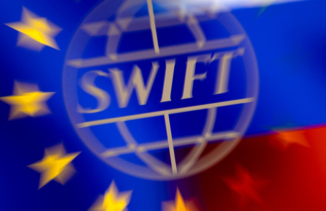 Евросоюз в рамках санкций отключил семь российских банков от международной платежной системы SWIFT.