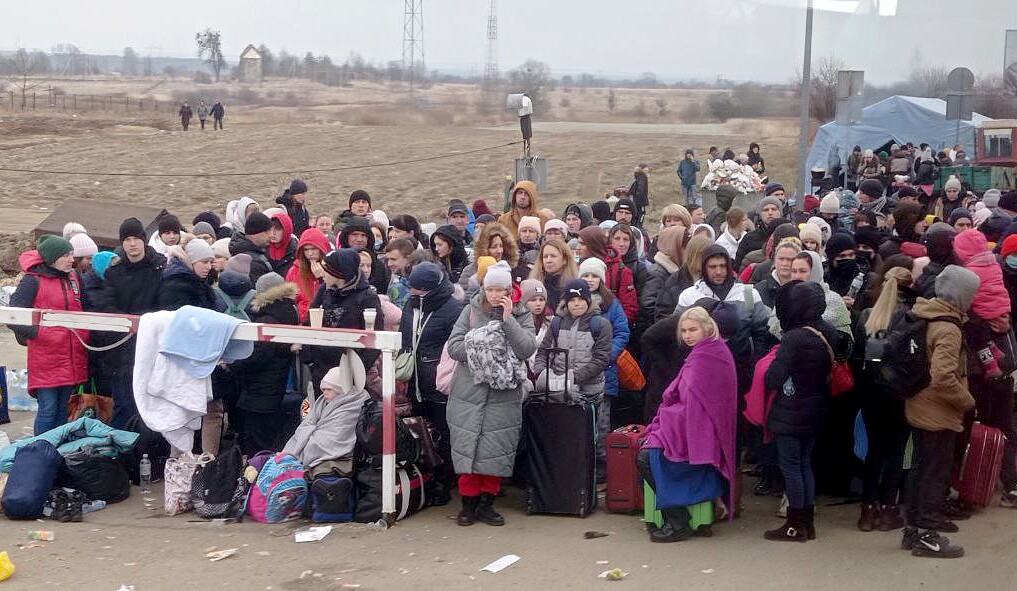 За тиждень війни з Росією з України виїхали понад 800 тисяч людей. Більше половини з них залишаються у Польщі.
