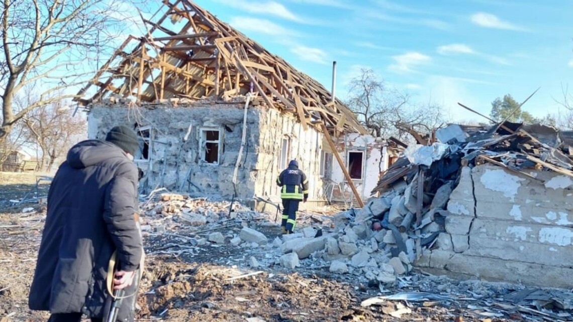 Окрім багатоповерхівок внаслідок авіаатаки у Чернігові постраждали також школи та приватні будинки. Є загиблі та поранені.