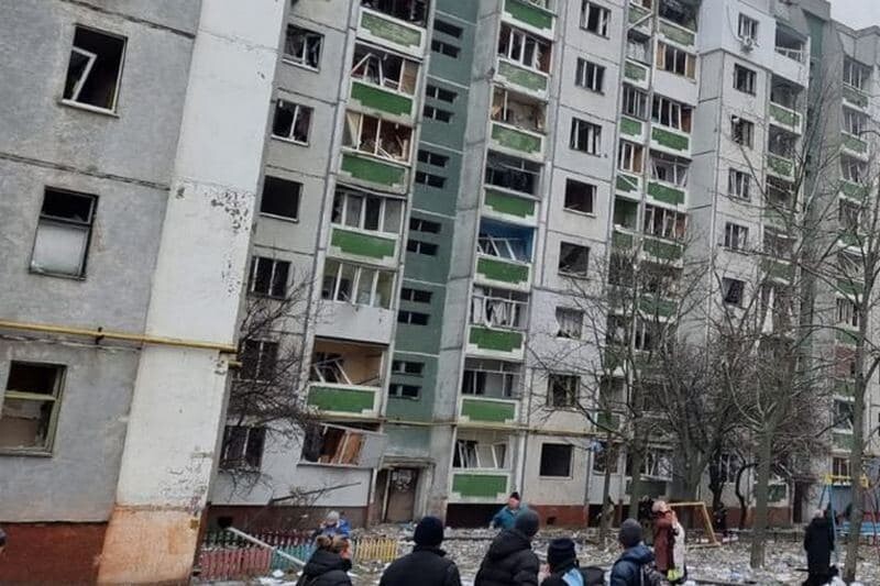 В Чернигове в результате авиационного удара по жилым домам погибли 33 человека, 18 ранены.