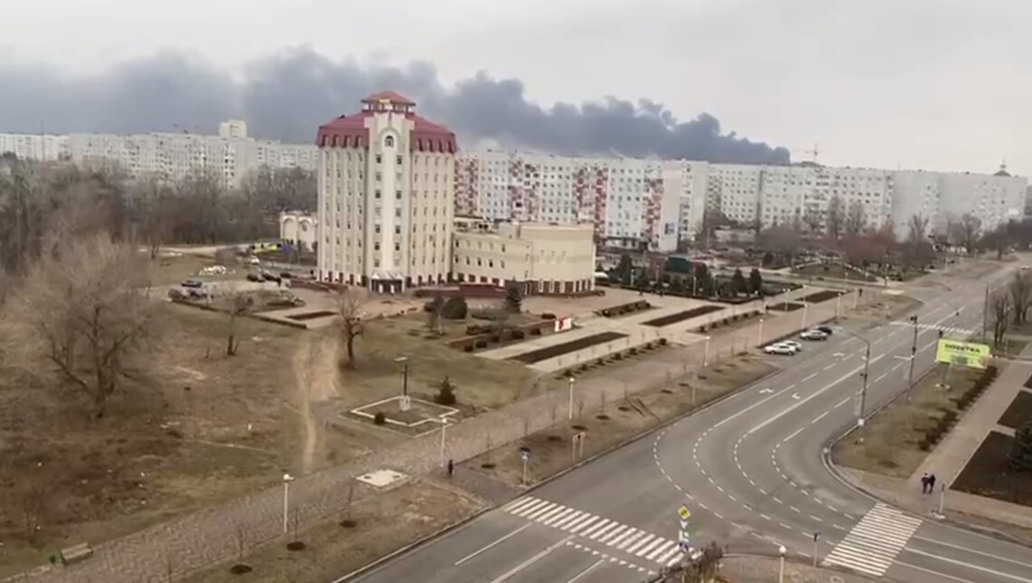 Мэр сообщил, что российские войска массивно обстреливают город, из-за чего уничтожаются объекты инфраструктуры.