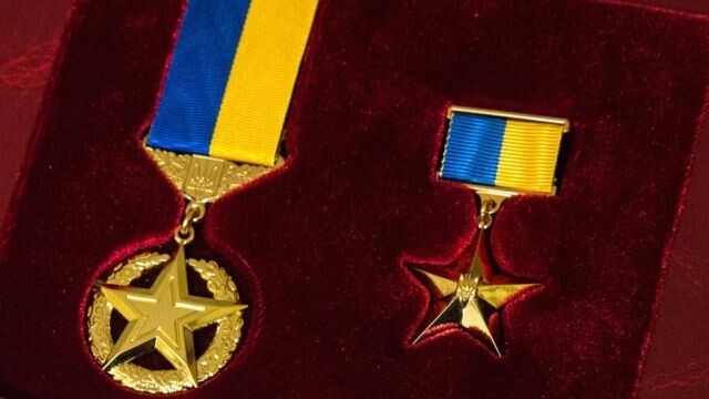 До этого главнокомандующий ВСУ Залужный носил звание генерала-лейтенанта. Сейчас он руководит обороной страны.
