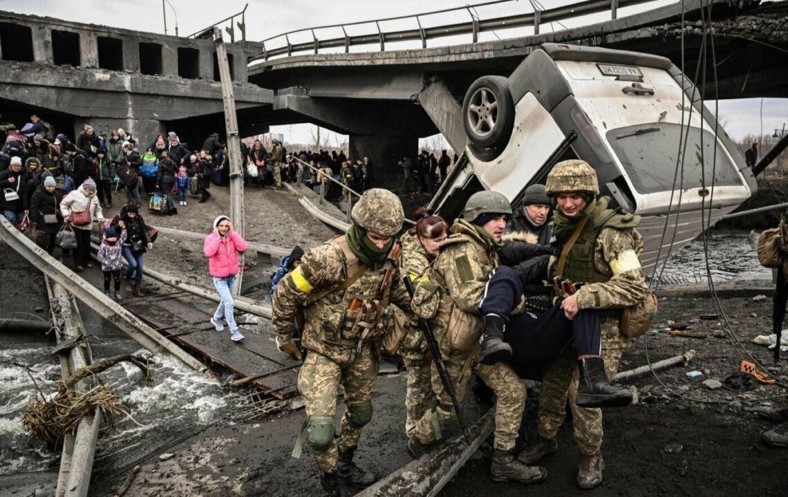 На выезде из города Ирпень в Киевскую область российские войска открыли огонь по гражданским гражданам при их попытке эвакуироваться из города.