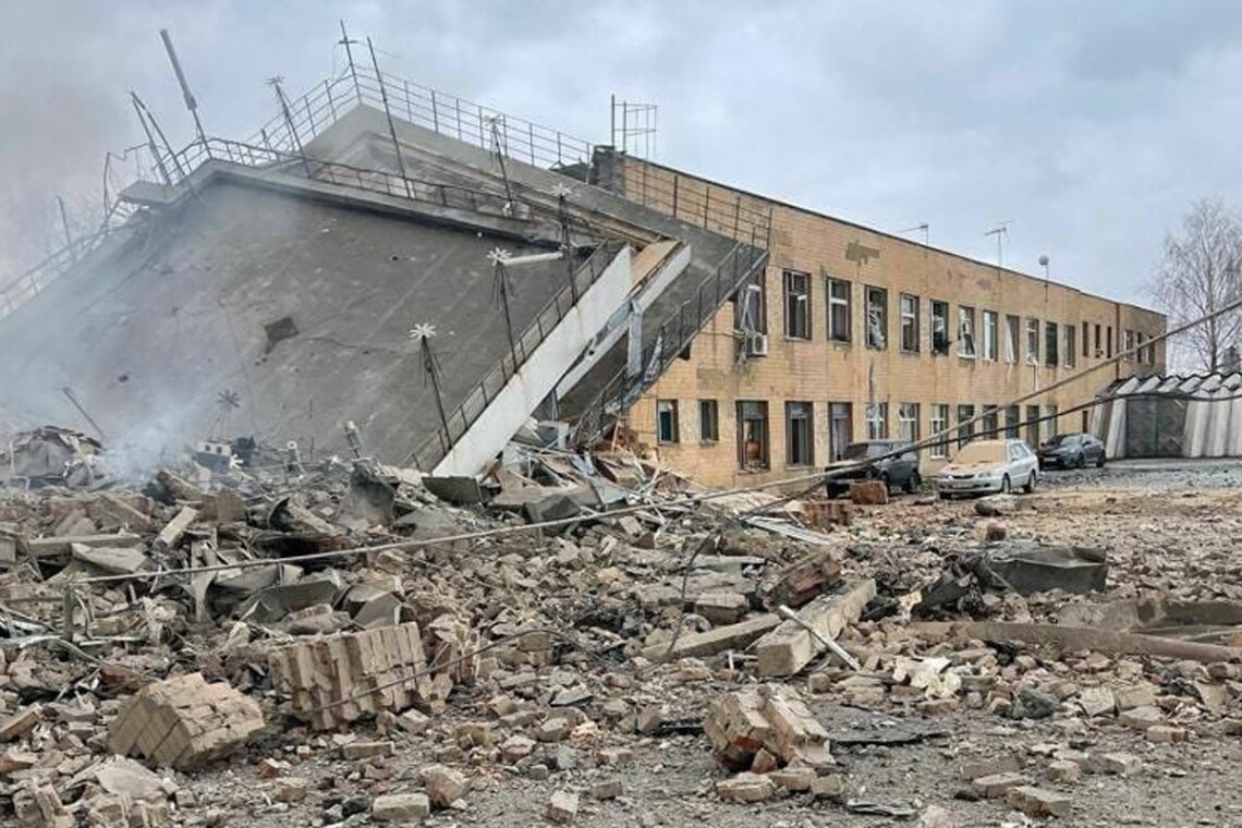 7 березня рятувальники дістали з-під завалів зруйнованого ракетним обстрілом російських військ аеропорту Вінниця у Гавришівці 15 людей.