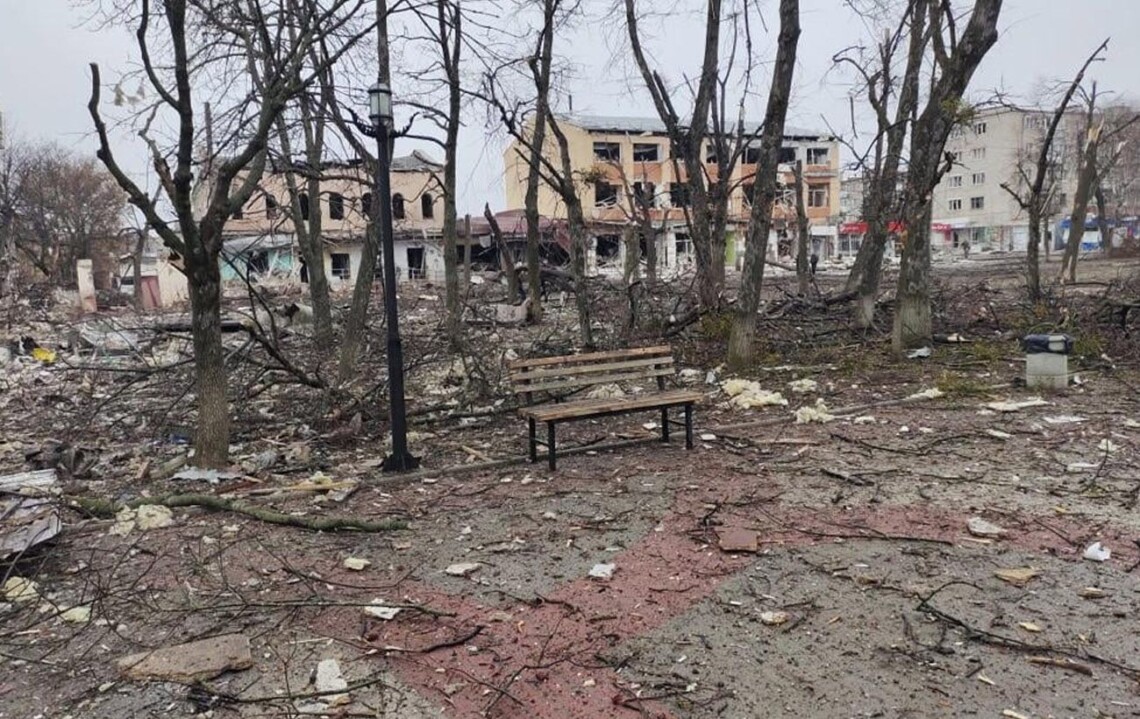 В городе Изюм гуманитарная катастрофа. Из-за обстрелов нет воды, тепла, света, связи, а центр города превратился в руины.
