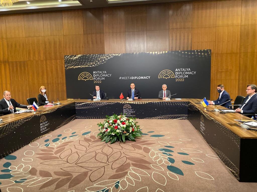 В Турции начались трехсторонние переговоры между министрами иностранных дел Украины, России и Турции.