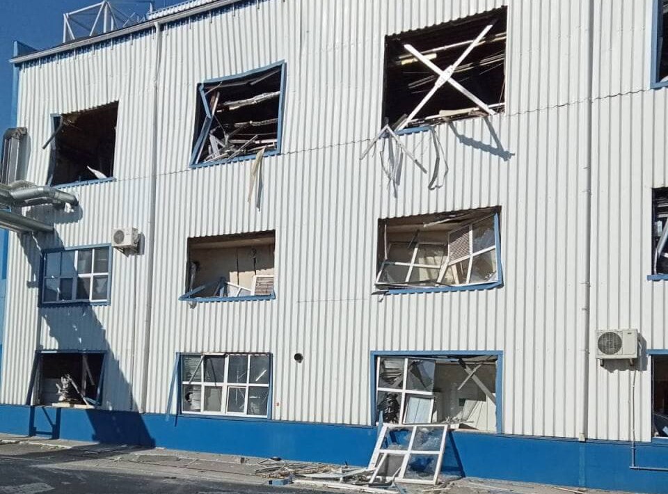 В Киевской области под обстрел российских войск попал завод Coca-Cola, в результате чего было повреждено оборудование.
