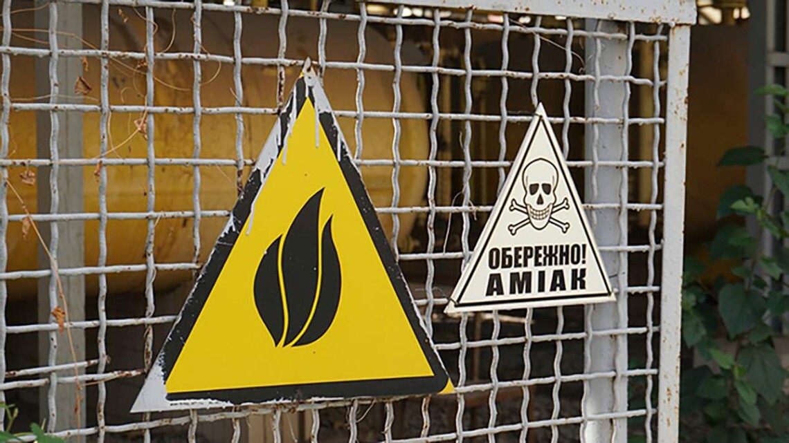 Российские оккупанты рассматривают возможность взорвать склады аммиака в Харьковской области. В Минобороны РФ уже пытались обвинить в подготовке провокации Украину.