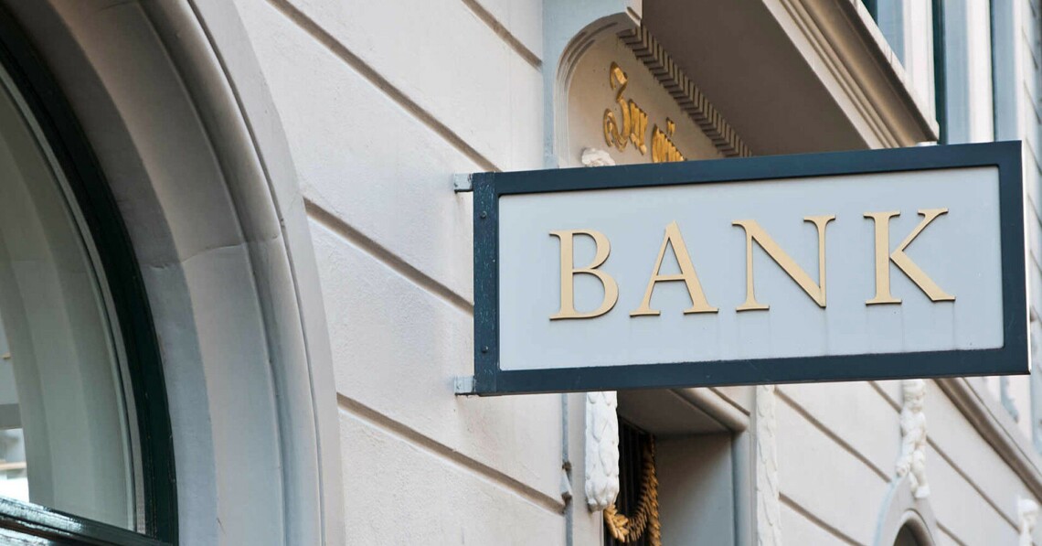 В Белоруссии банки перестали принимать российские рубли. Как пишут СМИ, некоторые обменные пункты выставили на покупку фактически запрещающий курс.