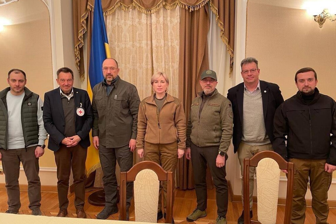 Президент Международного комитета Красного Креста Петер Маурер заявил о готовности активизировать работу по эвакуации украинцев с помощью гуманитарных коридоров.
