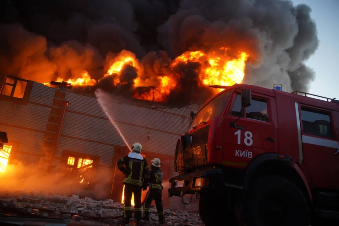 В результате обстрела со стороны российских войск в Святошинском районе Киева загорелся склад, также горело два автомобиля.