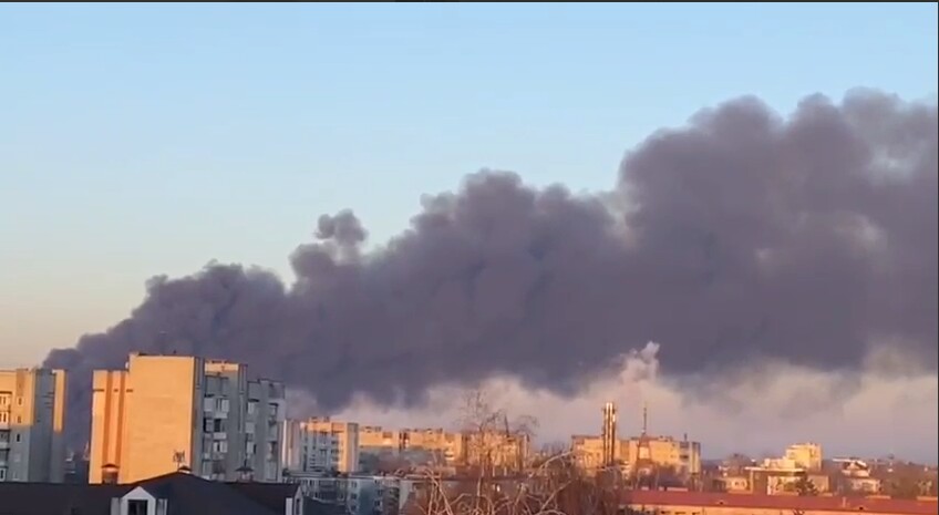 Несколько российских ракет попали в авиаремонтный завод во Львове. Его здание уничтожено, предварительно жертв нет.