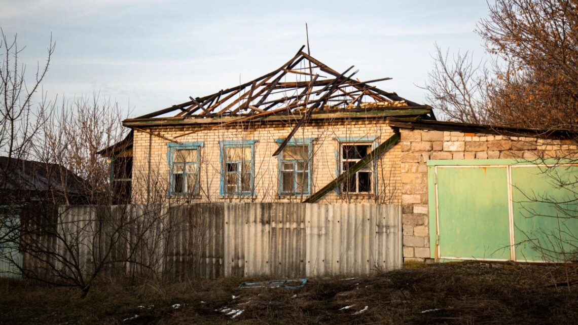 В областной военной администрации сообщили о 10-часовом обстреле одного из городов в Луганской области, из-за чего разрушились частные дома.