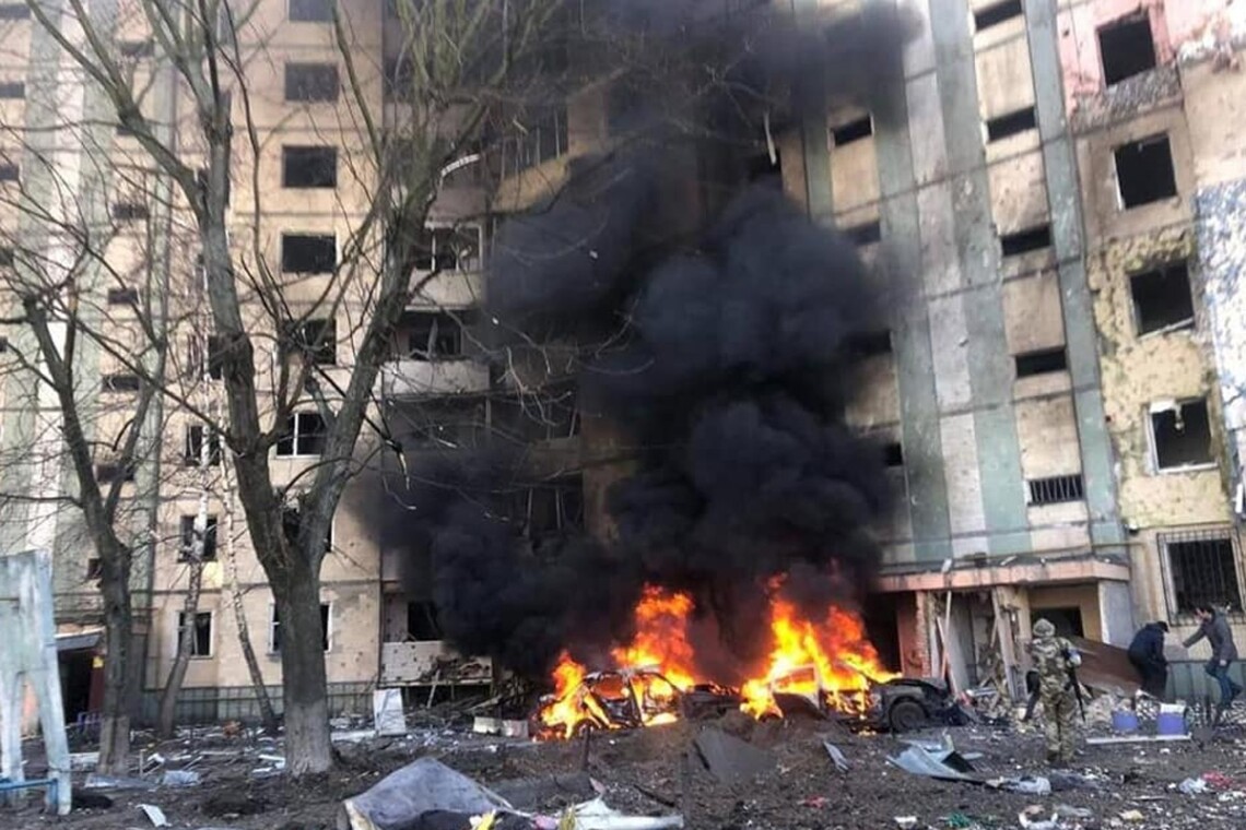 В Киеве сегодня днем обломки снаряда упали на жилой дом в Святошинском районе, начался пожар.