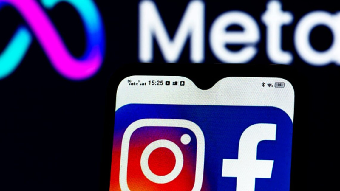 В России признали экстремистской организацией компанию Meta, которой принадлежат соцсети Facebook и Instagram.