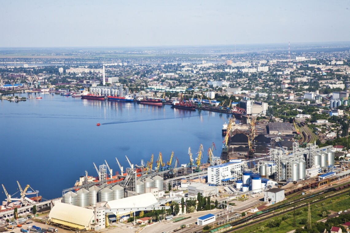Российские оккупационные войска произвели массированный обстрел инфраструктуры Николаевского морского порта.