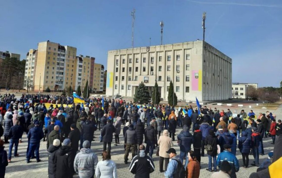 Российские оккупанты пытались разогнать митинг в Славутиче. Военные стреляли в воздух и применили светошумовые гранаты.