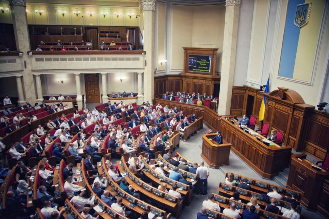 Предлагается внести изменения в некоторые законодательные акты Украины относительно запрета политических партий, которые поддерживают россию и российскую политику