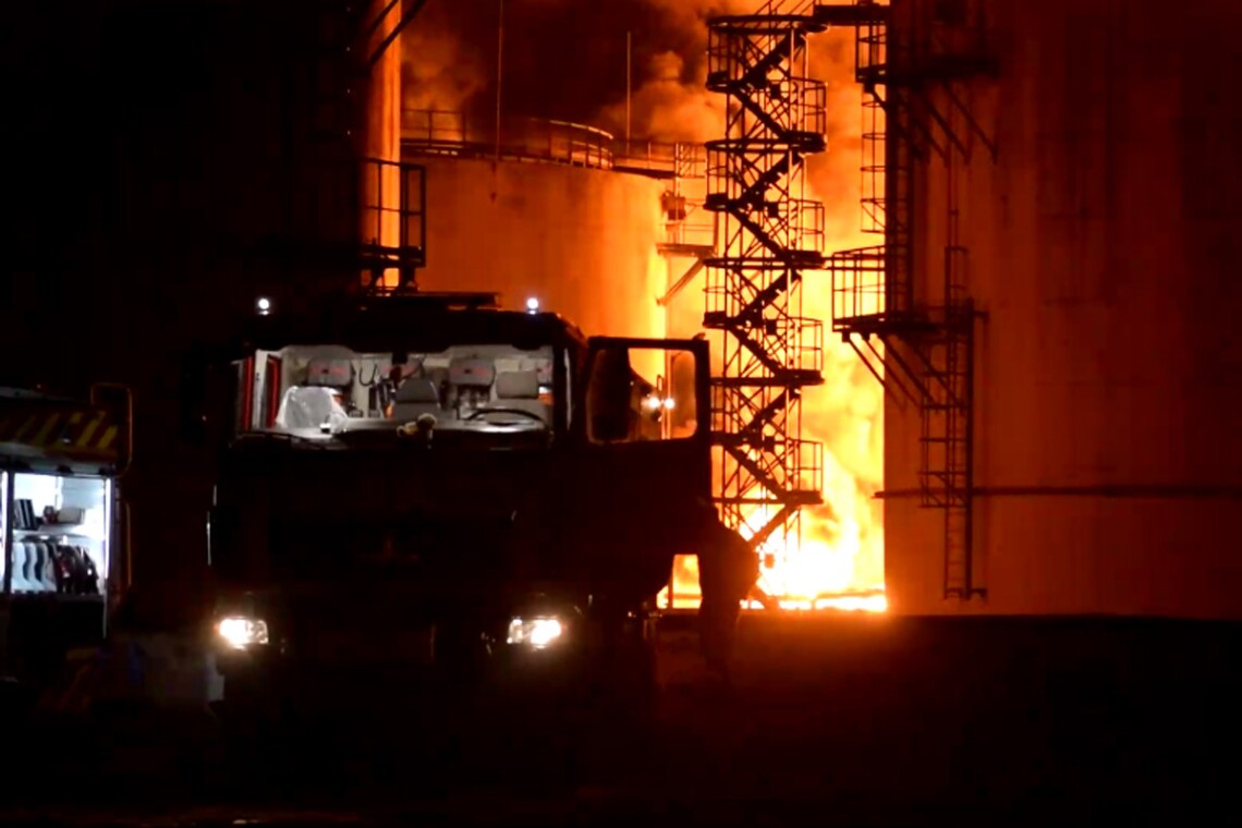 Пожар на нефтебазе в Ровенской области, который начался в результате ракетного удара российских военных, ликвидировали только сегодня днем.