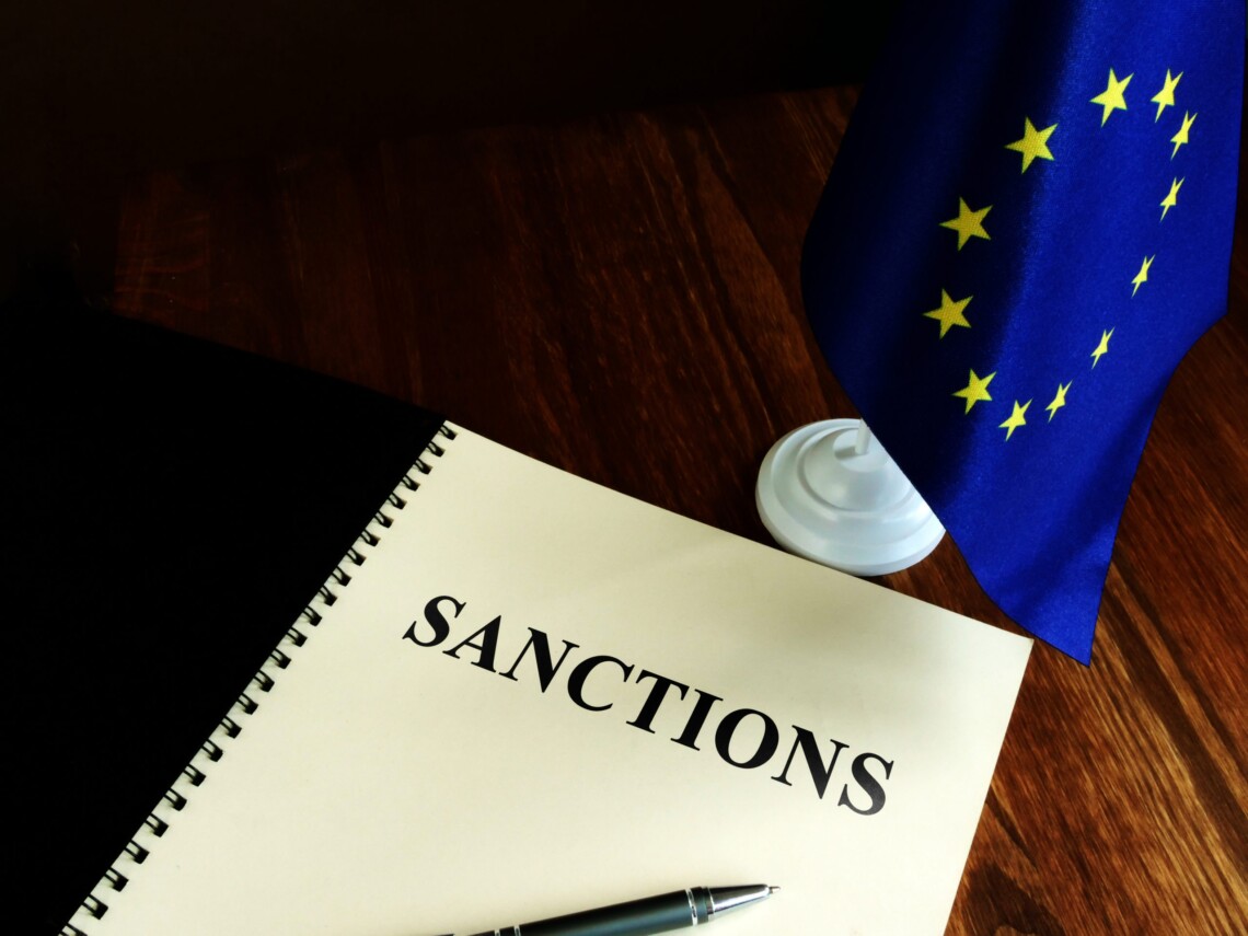 ЕС может ввести дополнительные санкции против российских банков и семей олигархов. Также ищут способы предотвратить использование криптовалют для обхода санкций.