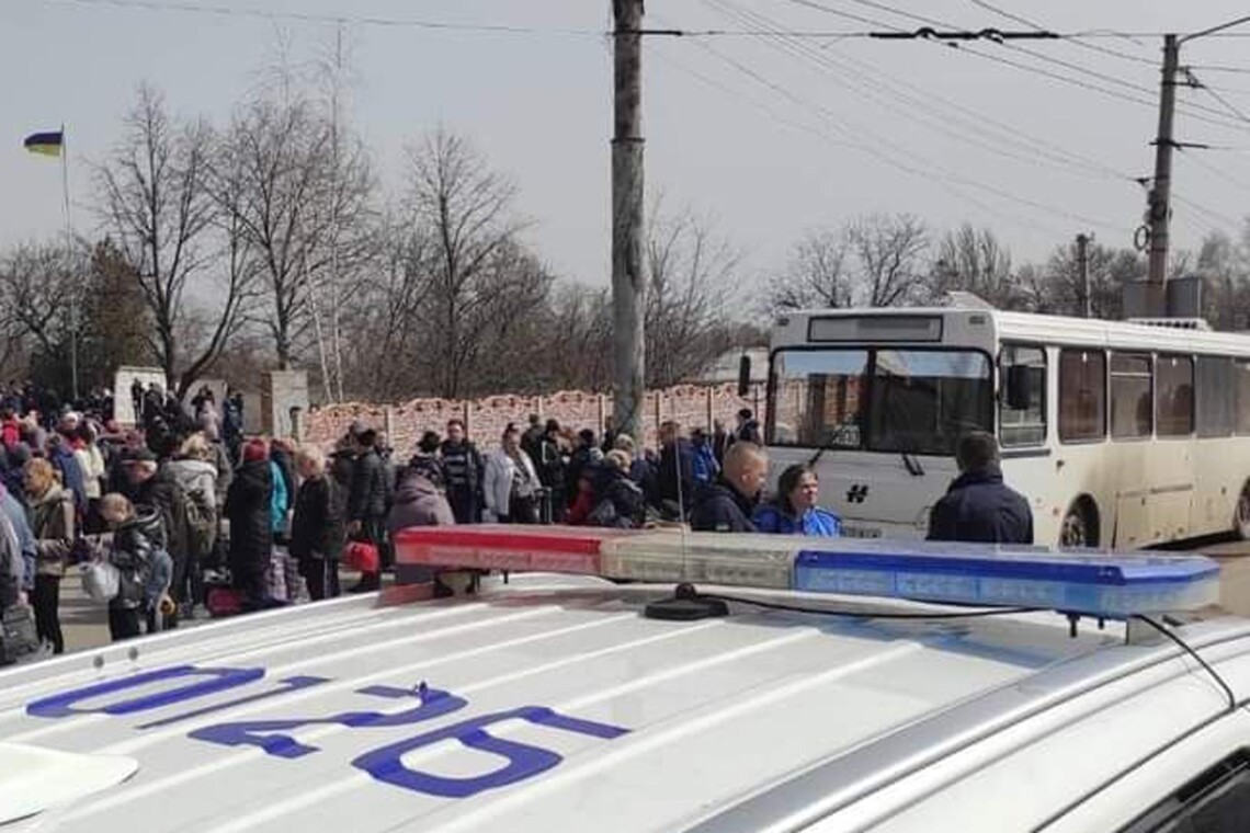 Российская армия обстреляла эвакуационный автобус, который вез людей из Лисичанска в Луганской области.