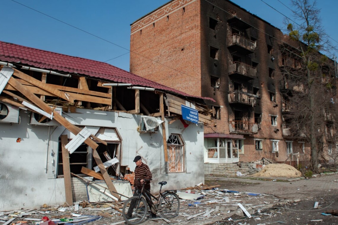 У звільненому від російських окупантів Тростянці Сумської області вже розпочали відновлення зруйнованих будинків.