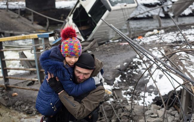 Від початку російської військової агресії на території України постраждали щонайменше 464 дитини. З них 167 дітей загинули, 297 неповнолітніх зазнали поранень.