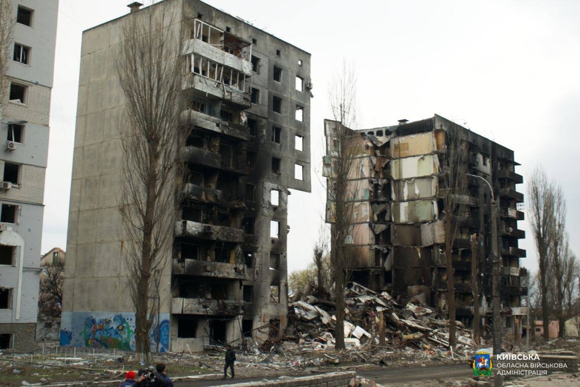У Бородянці Київської області під час розбору завалів знищених будинків на вулиці Соборній рятувальники дістали тіла загиблих.